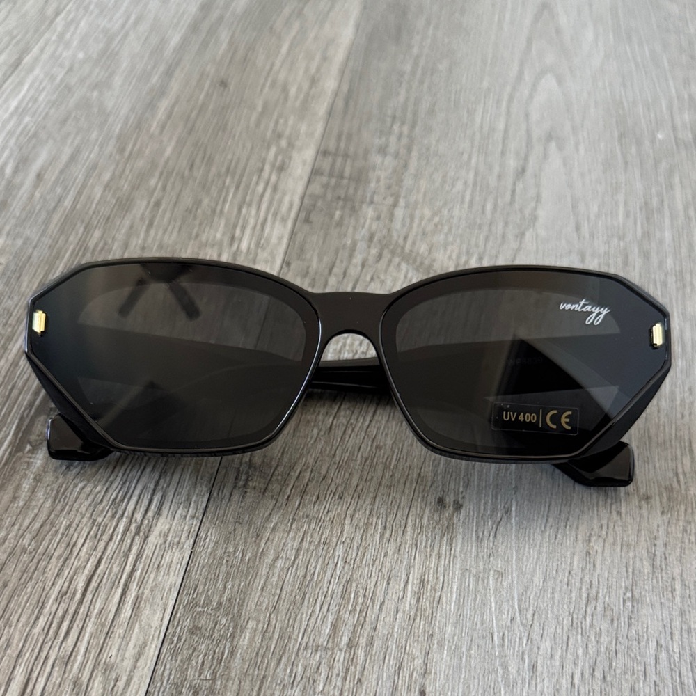 Vintage Style Black Sunglasses